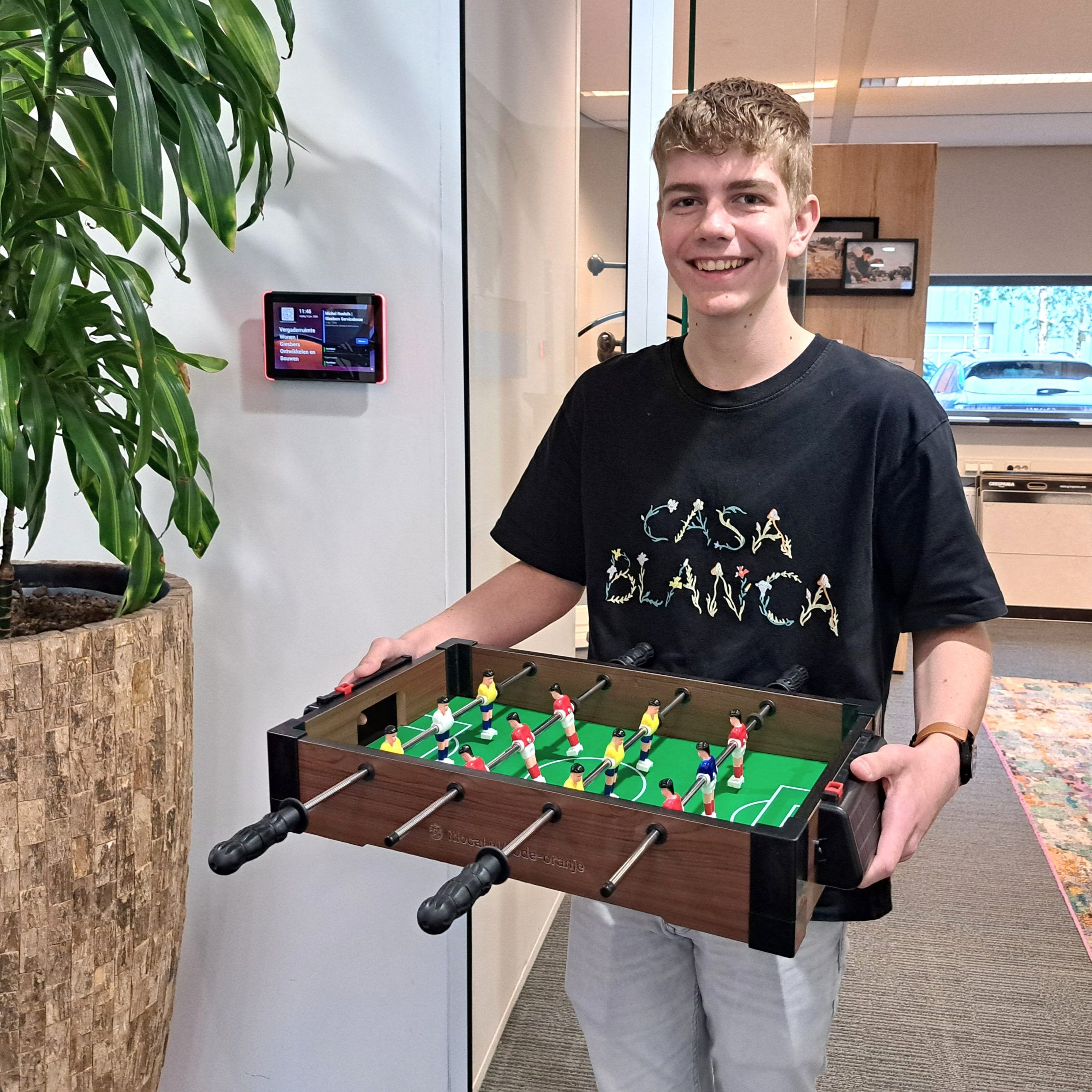 Milan Megens van Giesbers wint de voetbaltafel